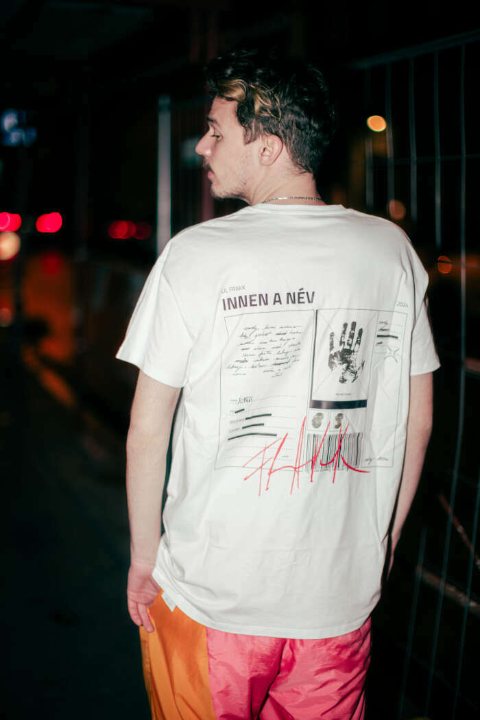EGYEDI Innen a név - Fehér póló