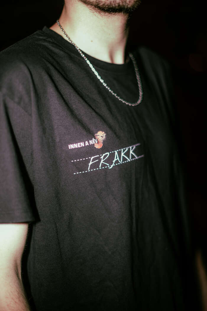 EGYEDI Innen a név - Fekete póló