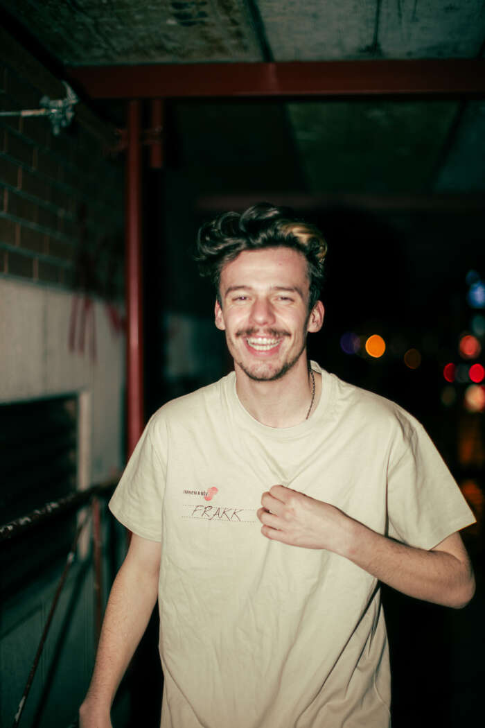 EGYEDI Innen a név - Bézs póló 